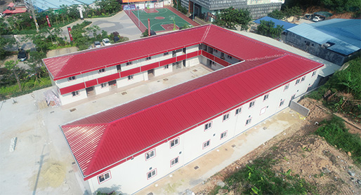 Luxuriöses vorgefertigtes T-Haus, das Bürogebäude umgibt